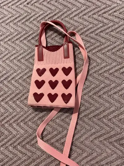 Bolso de mano rosa con corazones - miniatura 2