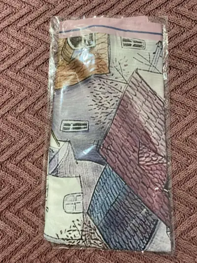 Pañuelo tipo seda con diseño de casas - miniatura 1
