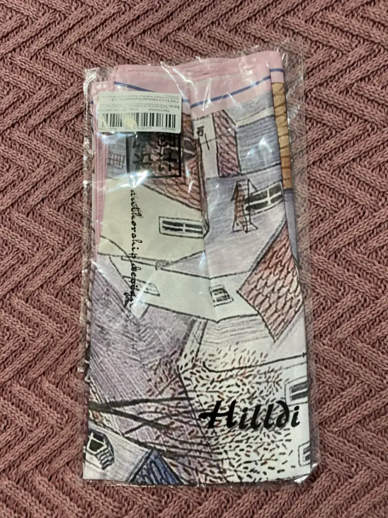 Pañuelo tipo seda con diseño de casas - 2