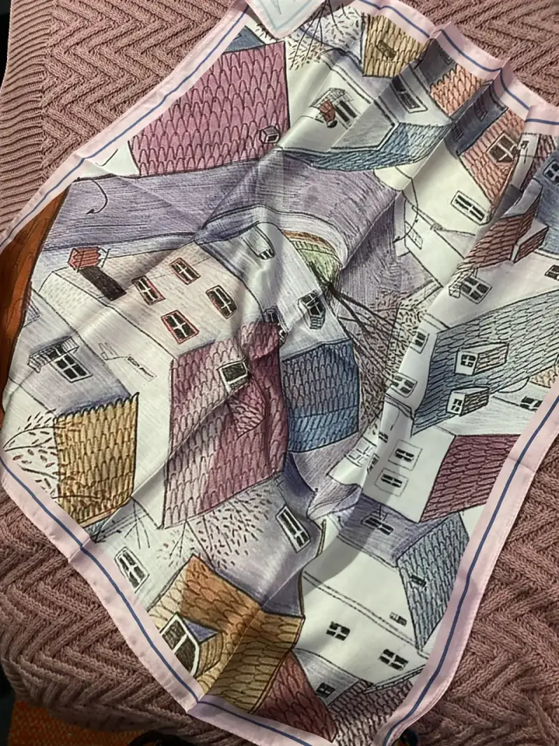Pañuelo tipo seda con diseño de casas - 3