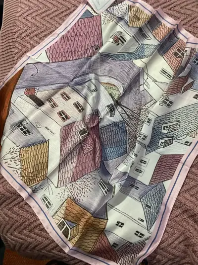 Pañuelo tipo seda con diseño de casas - miniatura 3