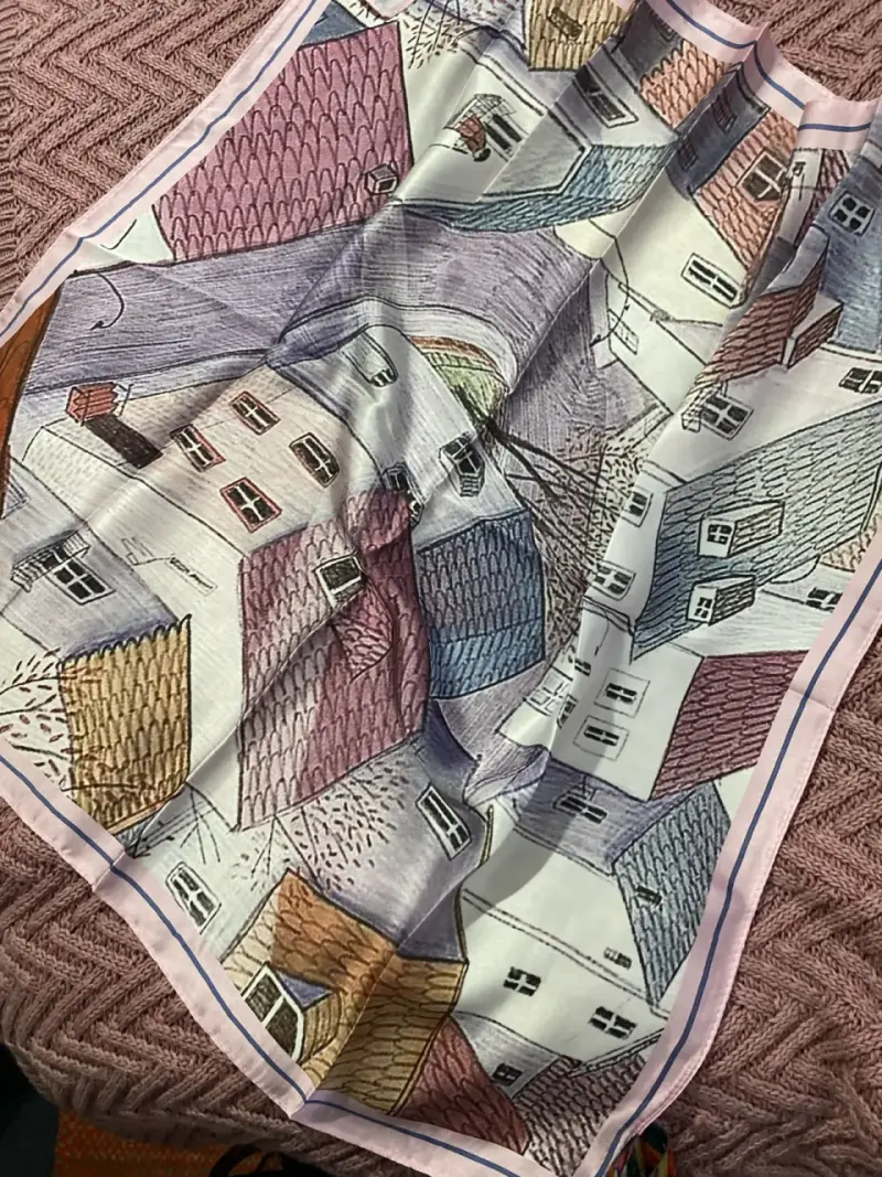 Pañuelo tipo seda con diseño de casas - 4