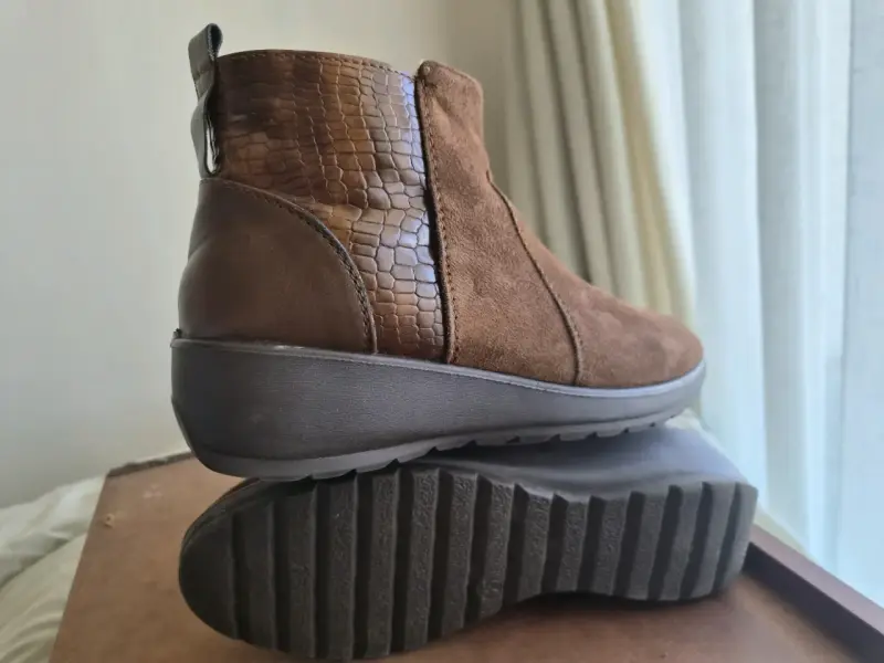 Botines de gamuza marrón con textura de reptil