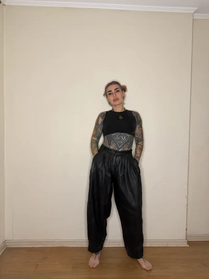 Pantalones bombachos de cuero negro