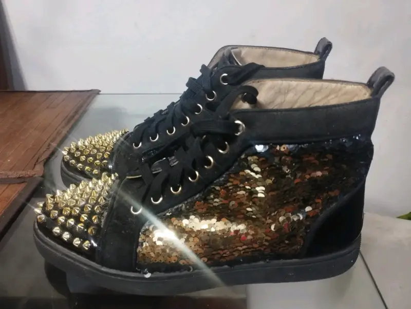 Zapatillas planas con lentejuelas y pinchos Christian Louboutin