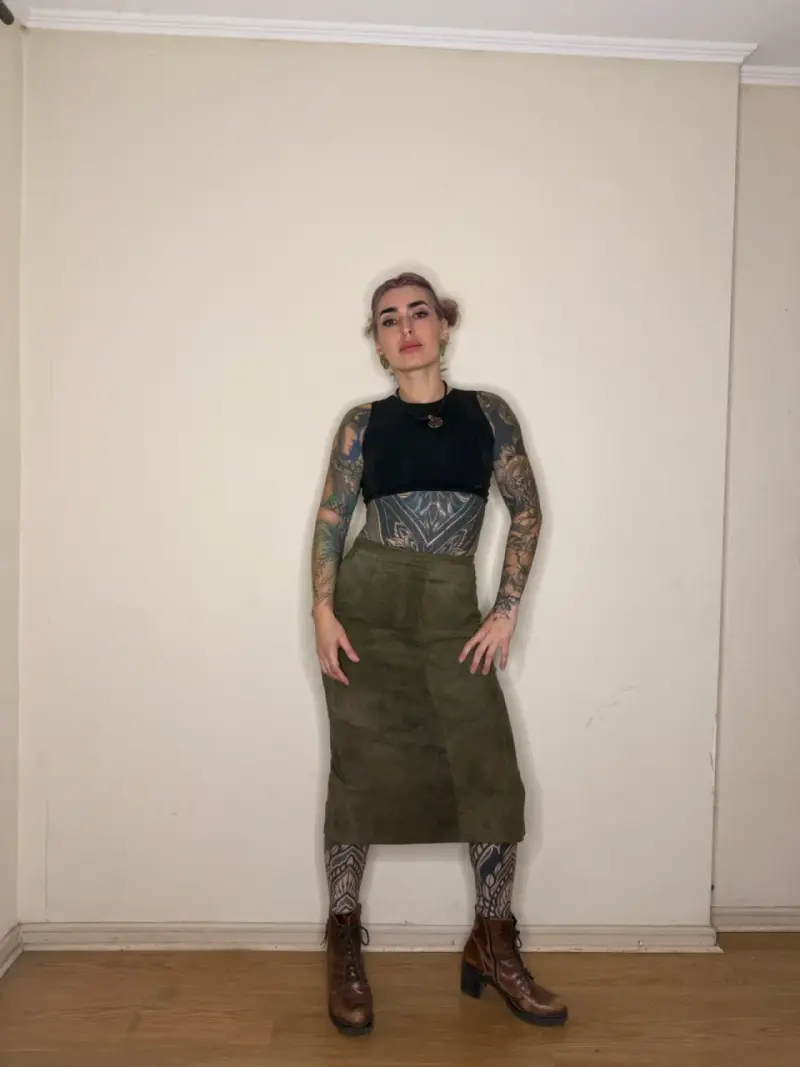 Falda Midi Verde Oliva de Gamuza