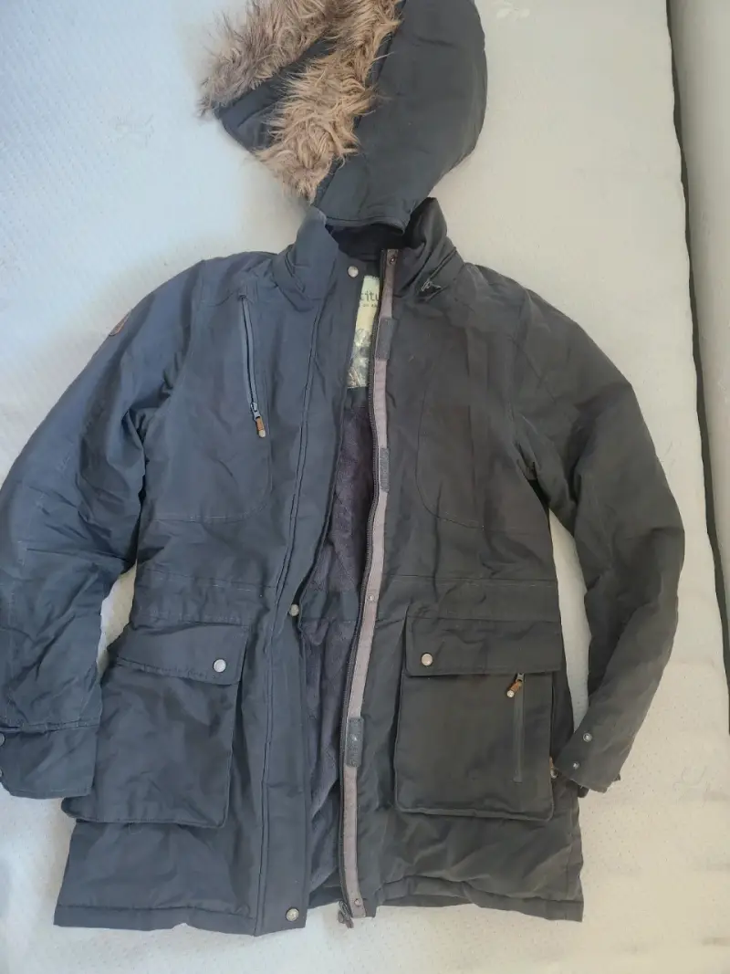 Parka negra con capucha Latitude