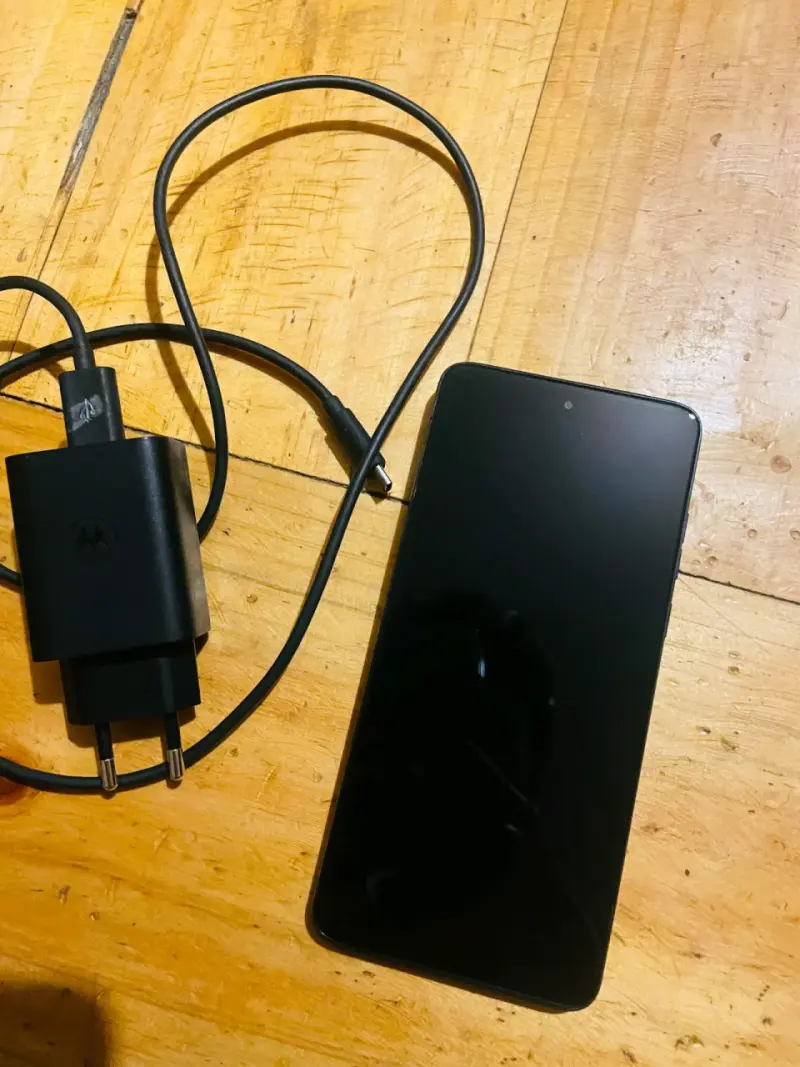 Smartphone Motorola con cargador en buen estado