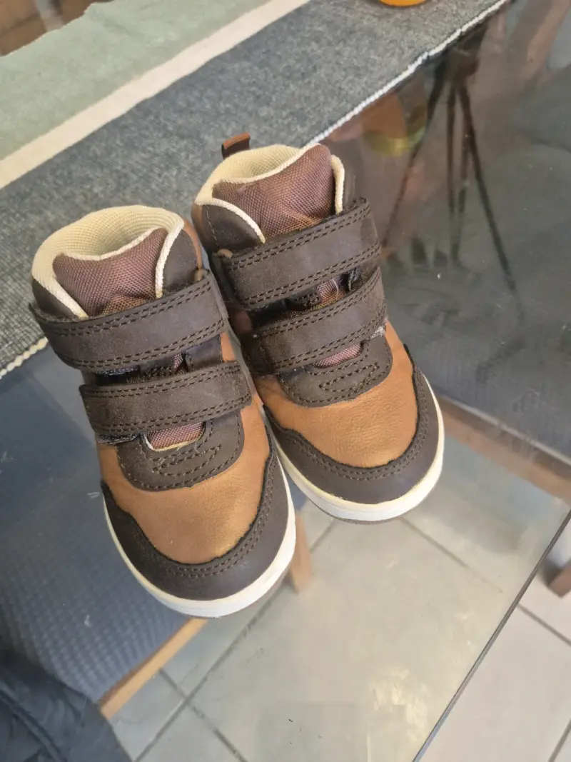Zapatillas de niño marrones con velcro