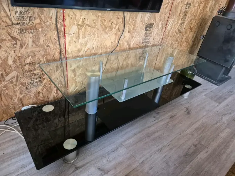 Rack de vidrio y metal moderna
