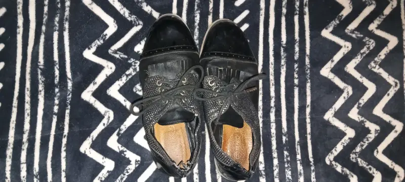 Zapatos de cuero negro con diseño elegante