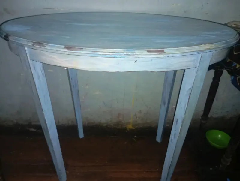 Mesa redonda vintage azul desgastada