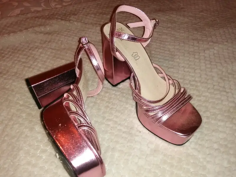 Tacón rosa metálico
