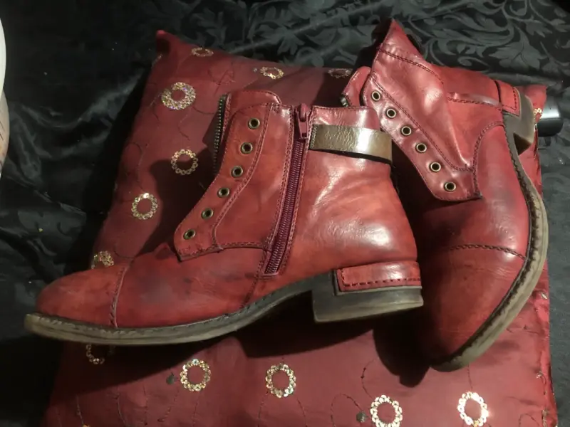 Botines de cuero rojos con cierre lateral