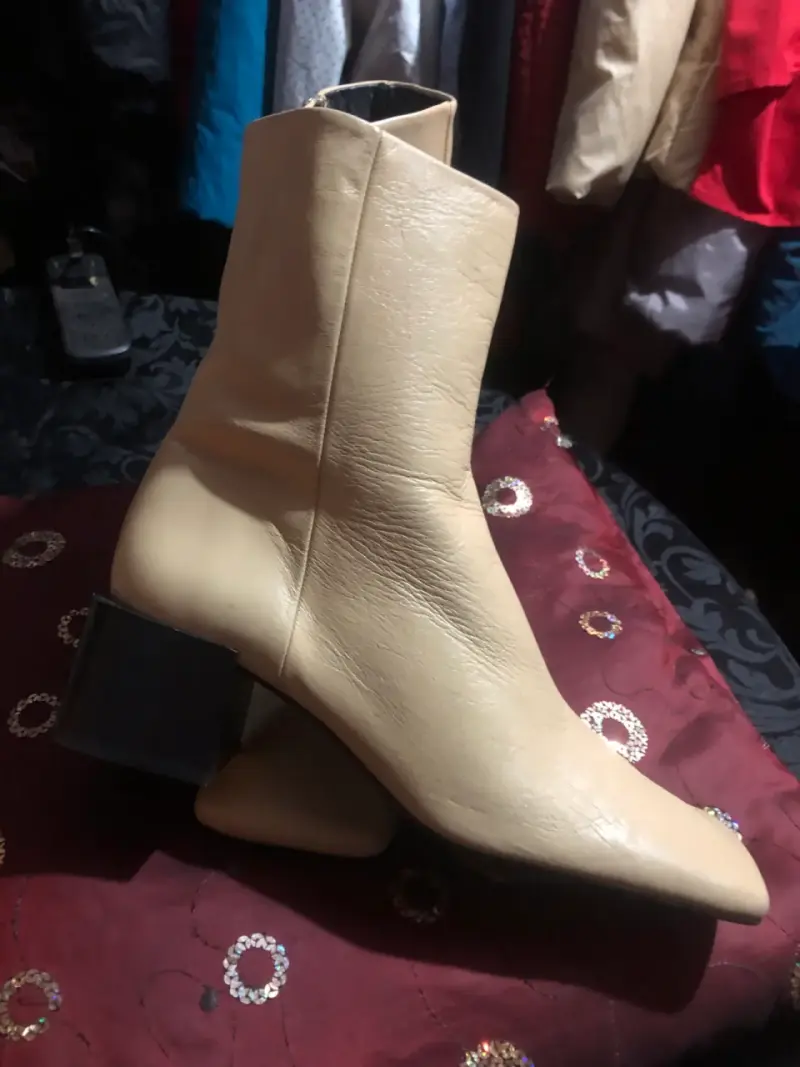 Botines de cuero beige con tacón cuadrado