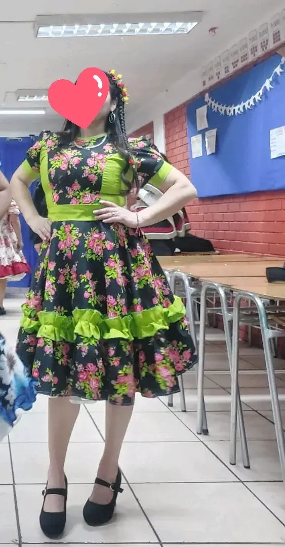 Vestido folclórico con estampado floral y detalles verdes
