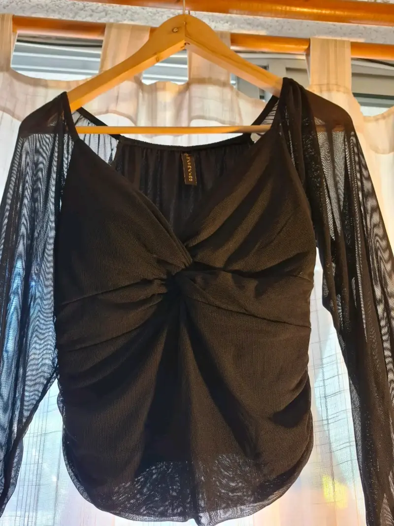 Blusa negra de malla con mangas largas transparent