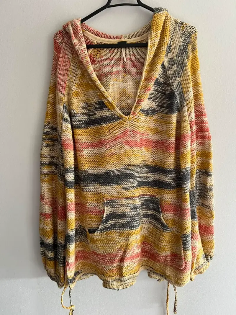 Sweater tejido multicolor con capucha