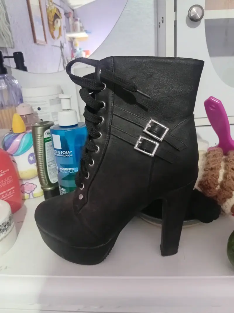 Botines negros de tacón alto con hebillas