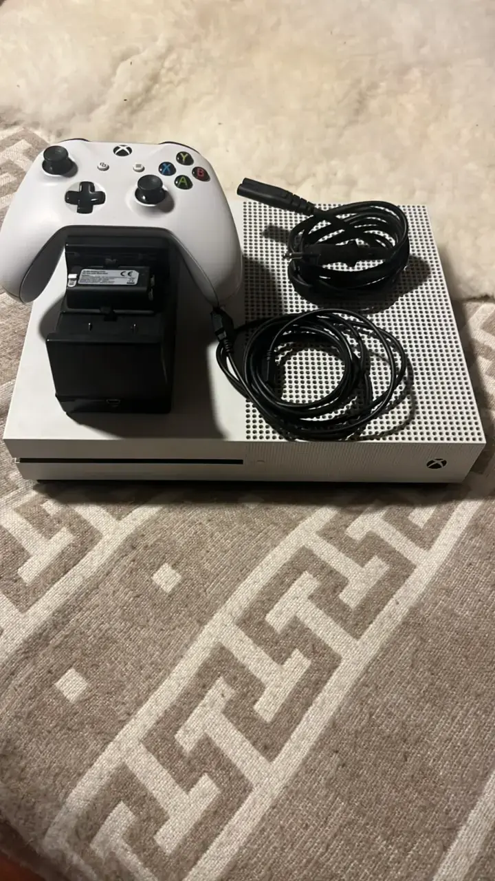Consola Xbox One S con control y dos pilas control