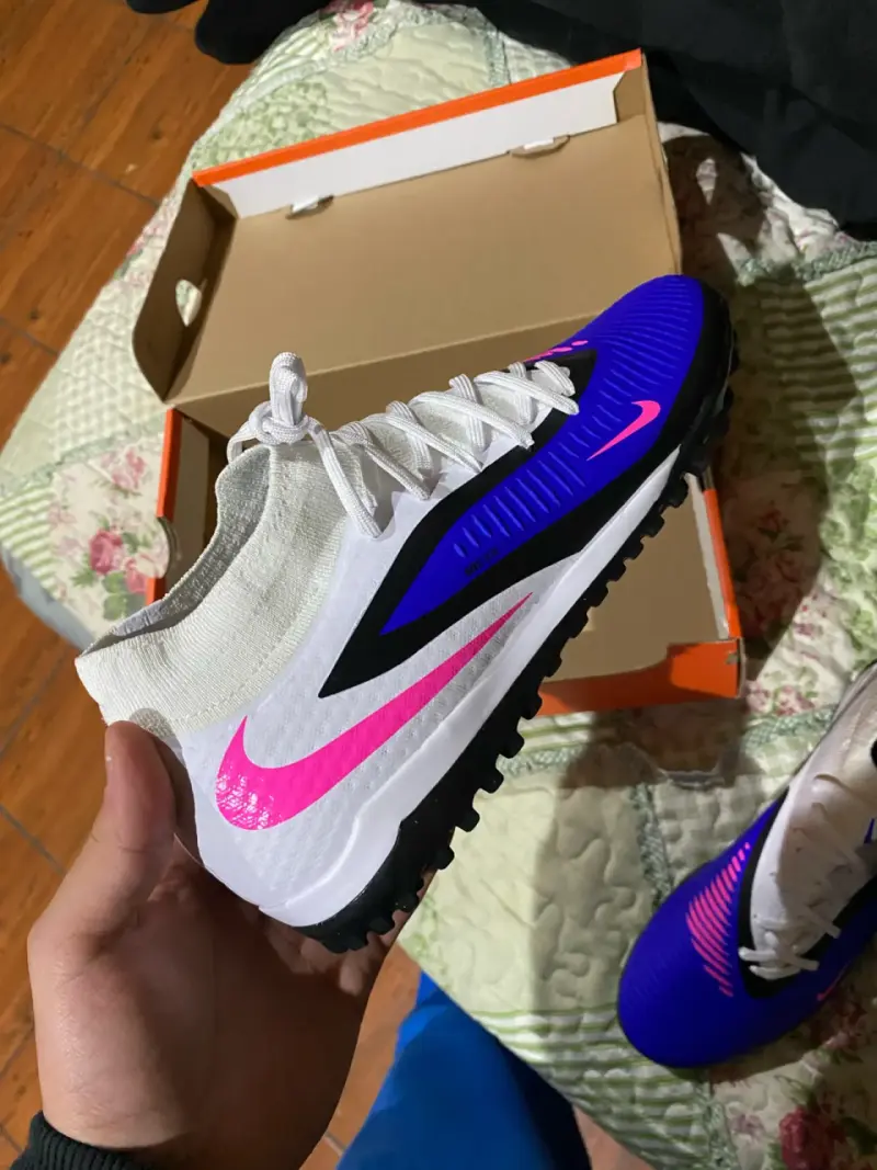 Zapatillas de fútbol Nike blancas y azules