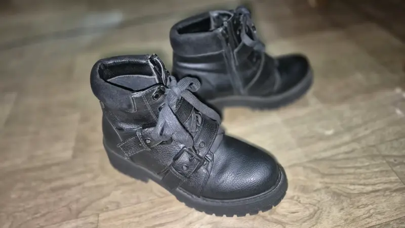 Botas negras de cuerina para mujer