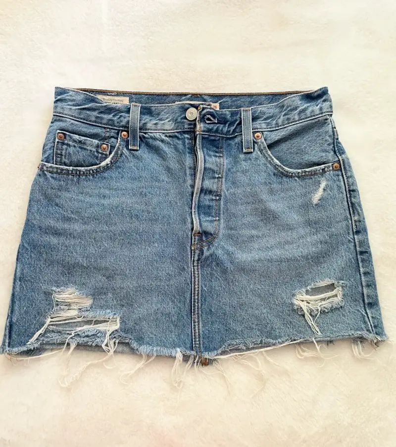 Falda de mezclilla Levi's desgastada talla 26