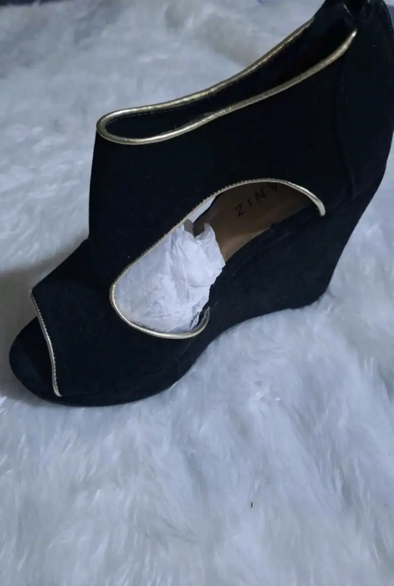Zapatos de cuña negros con detalles dorados