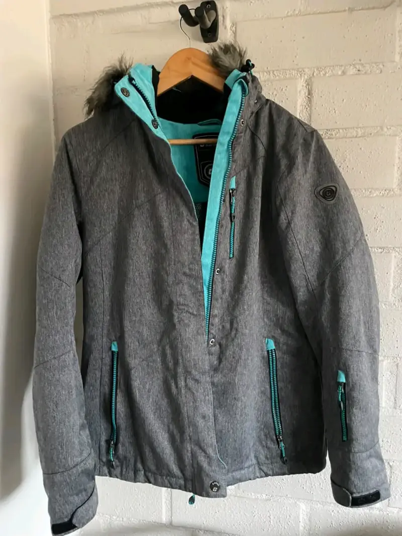 Chaqueta de invierno gris con capucha de piel sintética