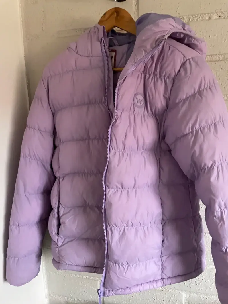 Chaqueta acolchada lila con capucha para mujer