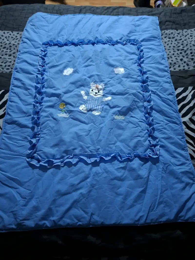 Cobertor de cuna azul con diseño de oso