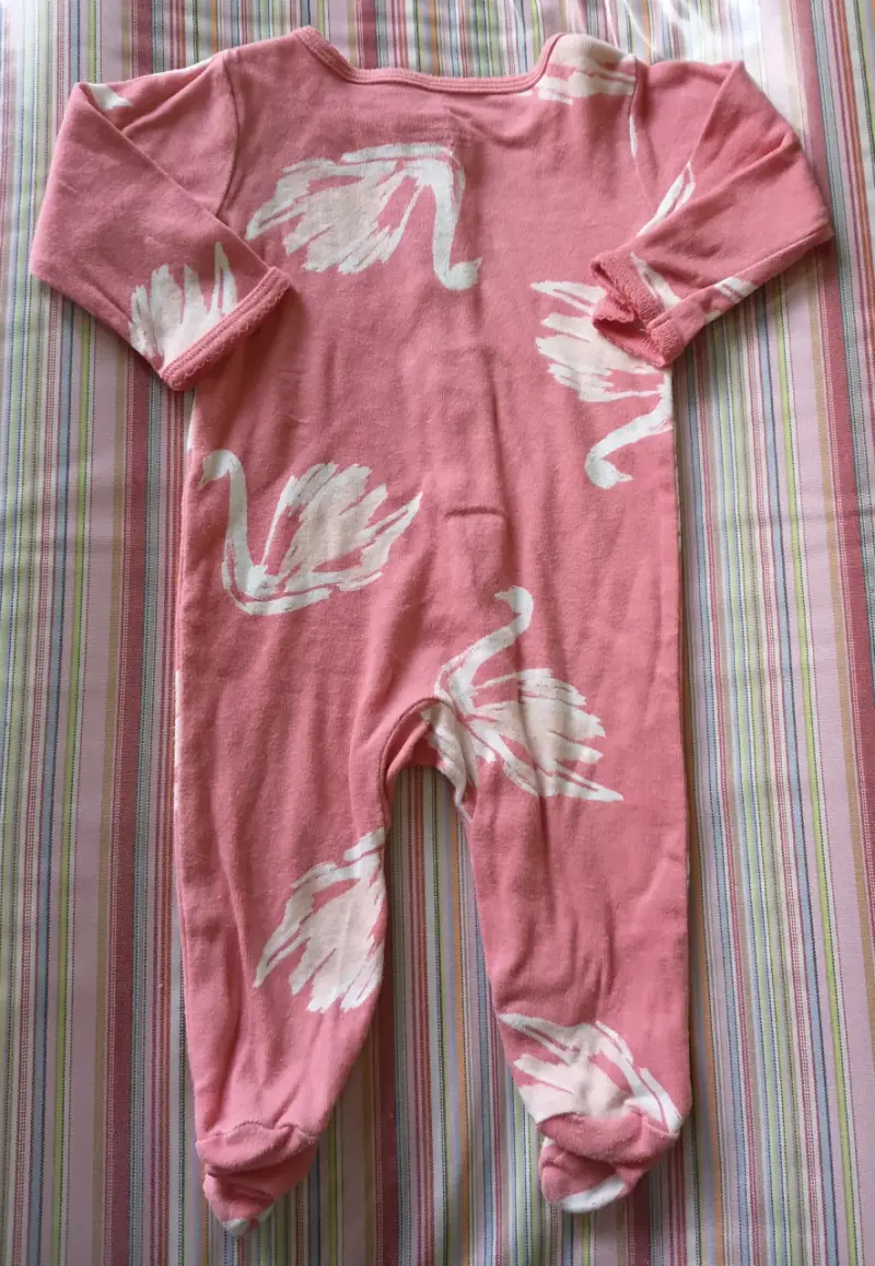 Enterito de bebé rosa con estampado de cisnes - 2