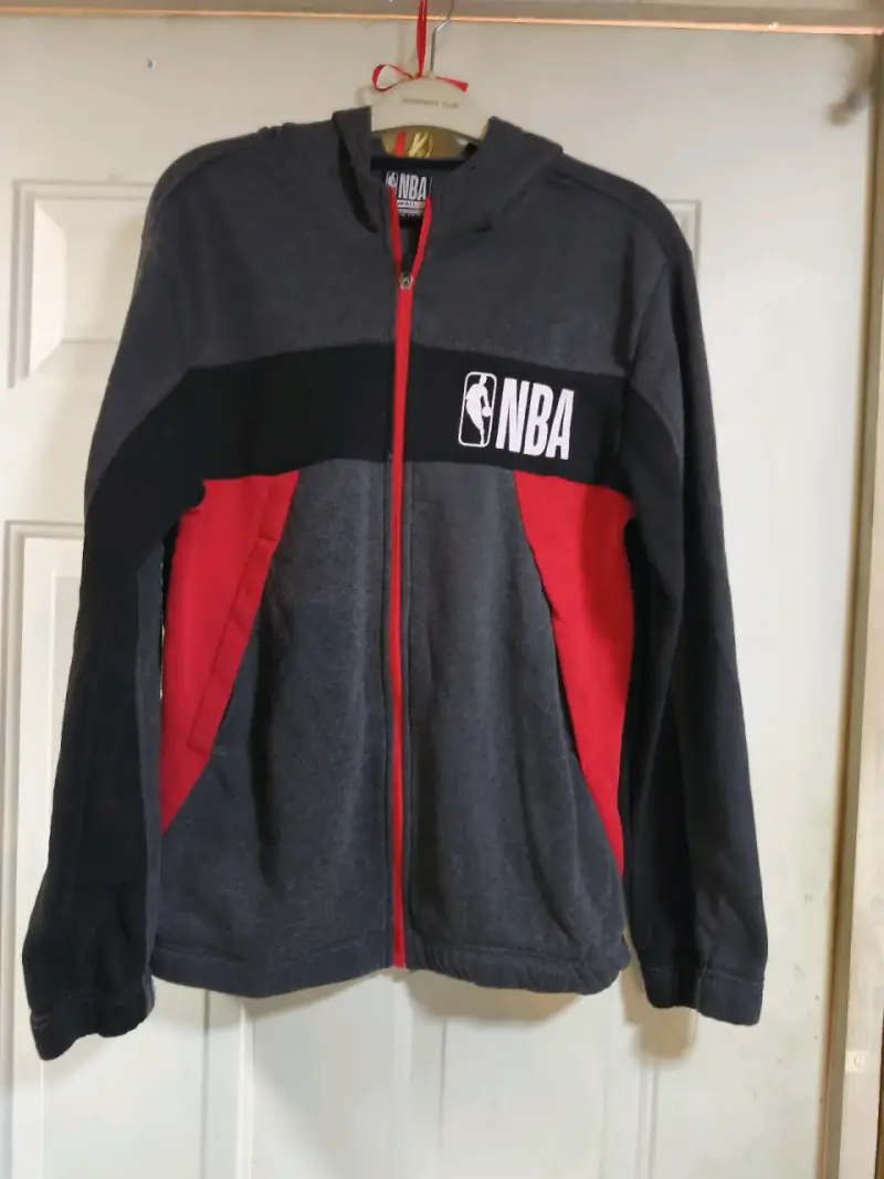 Polerón con capucha NBA gris y rojo