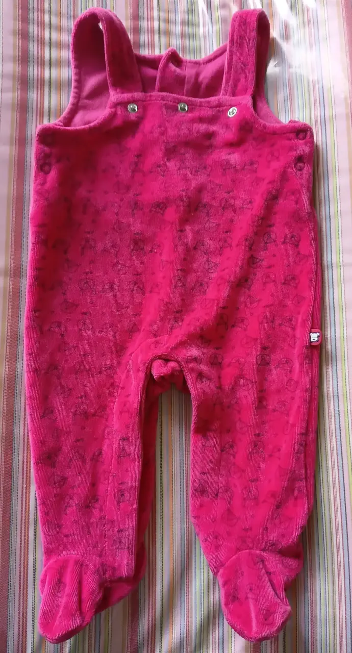 Enterito de bebé rosado con diseño de Pillin