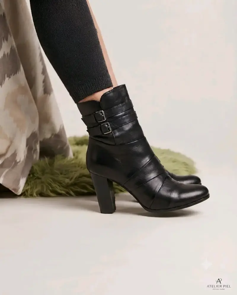 Botines de cuero negro con hebillas