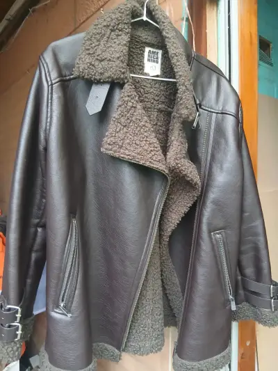 Chaqueta tipo cuero, marrón con forro de lana - miniatura 1