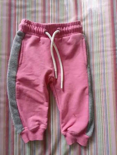 Pantalones de bebé rosados con detalles grises - miniatura 1