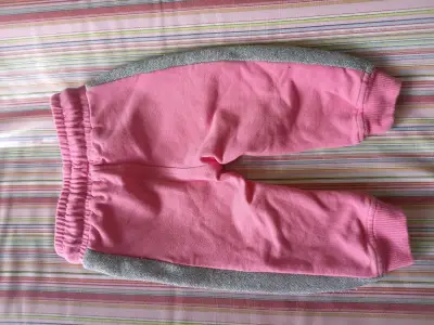 Pantalones de bebé rosados con detalles grises - miniatura 3