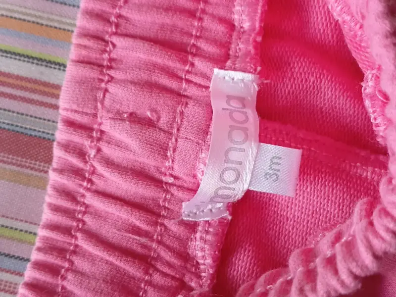 Pantalones de bebé rosados con detalles grises - 4