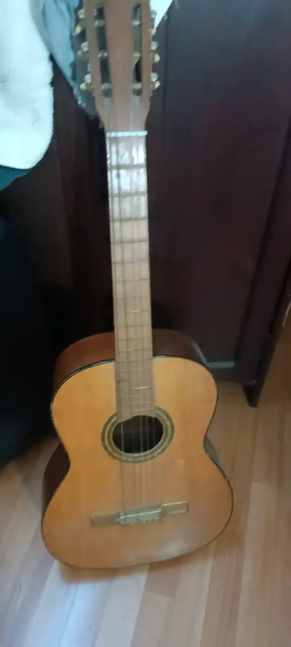 Guitarra clásica de madera en buen estado