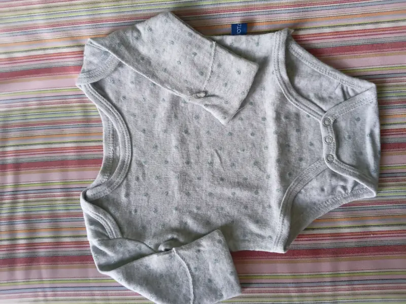 Body de bebé gris con mangas largas Mota