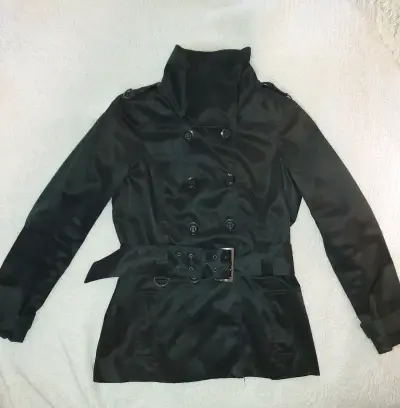 Chaqueta negra de mujer con cinturón - miniatura 1