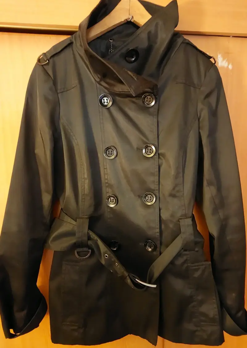 Chaqueta negra de mujer con cinturón - 2