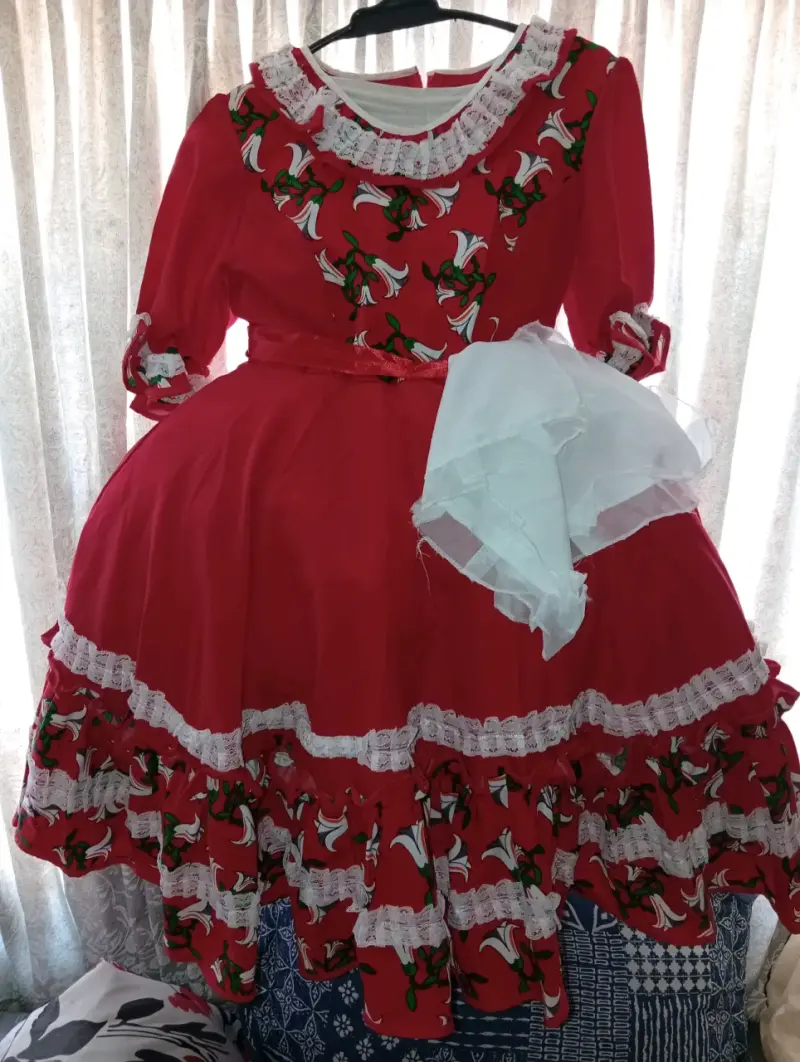 Vestido de huasa chilena rojo con encaje