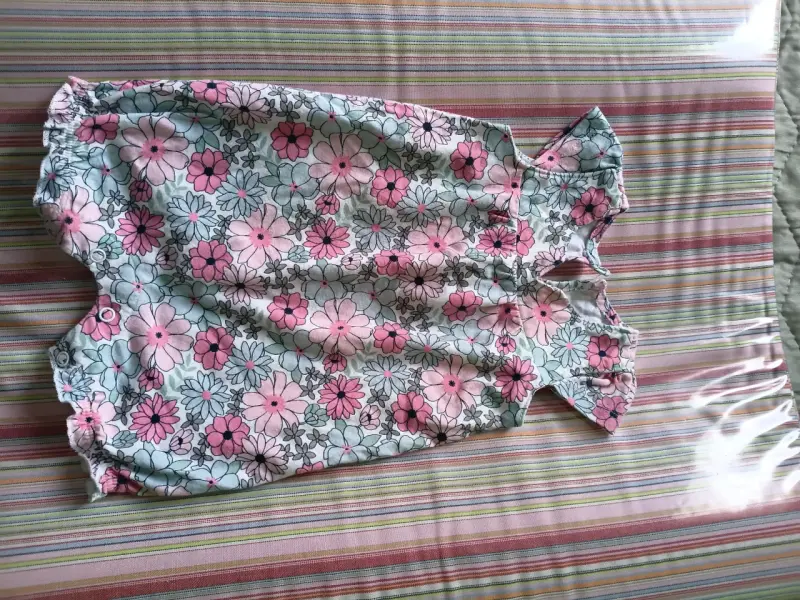 Enterito de bebé con diseño floral