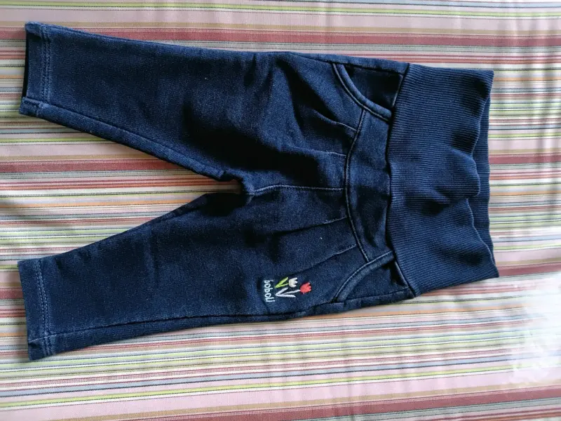 Pantalones de bebé azul Boboli con bordado floral
