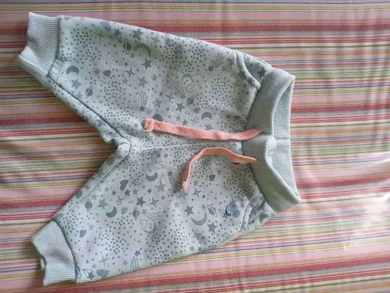 Pantalones de bebé con diseño de estrellas y planetas
