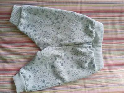 Pantalones de bebé con diseño de estrellas y planetas - miniatura 2