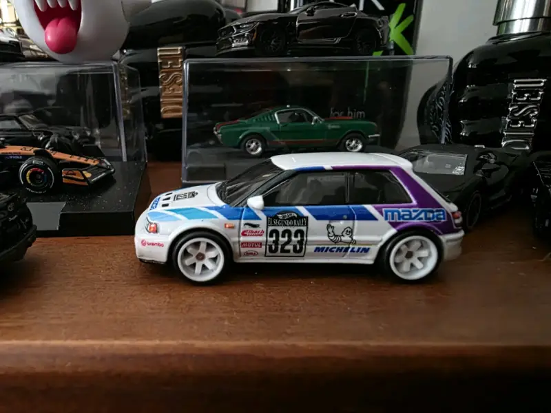 Auto a escala Mazda 323 de colección