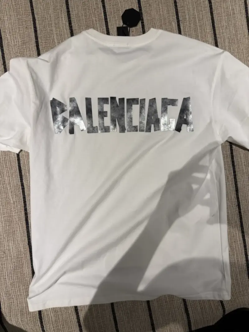 Polera Balenciaga blanca con logo metálico